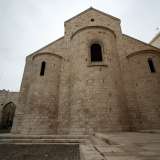 Osserviamo cos� il candido prospetto absidato del piccolo tempio, con la sua copertura a doppio spiovente